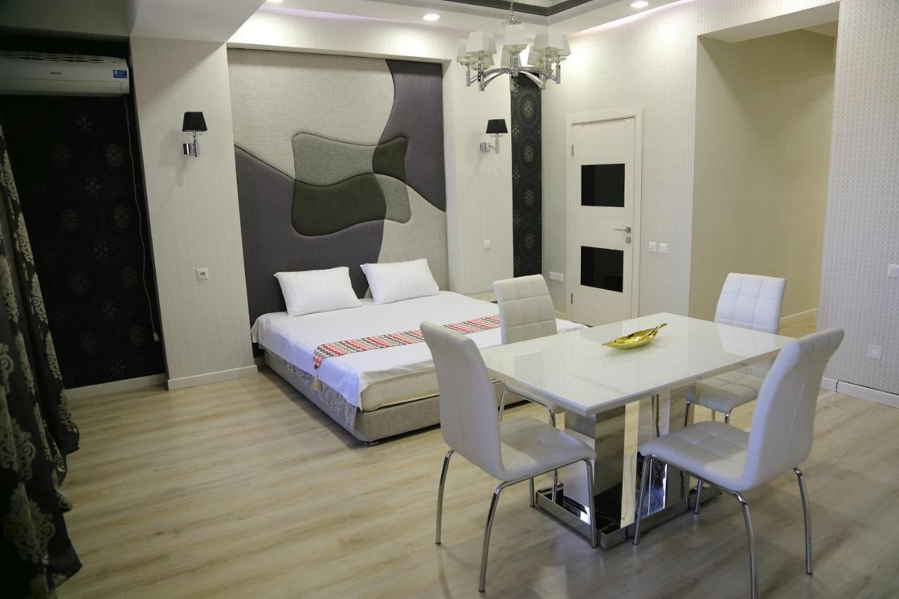 Promenade Boutique Apartment Bishkek Esterno foto