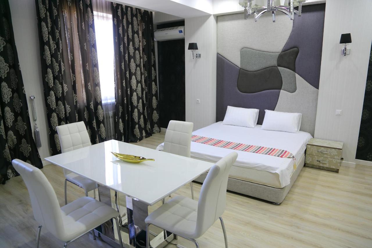 Promenade Boutique Apartment Bishkek Esterno foto