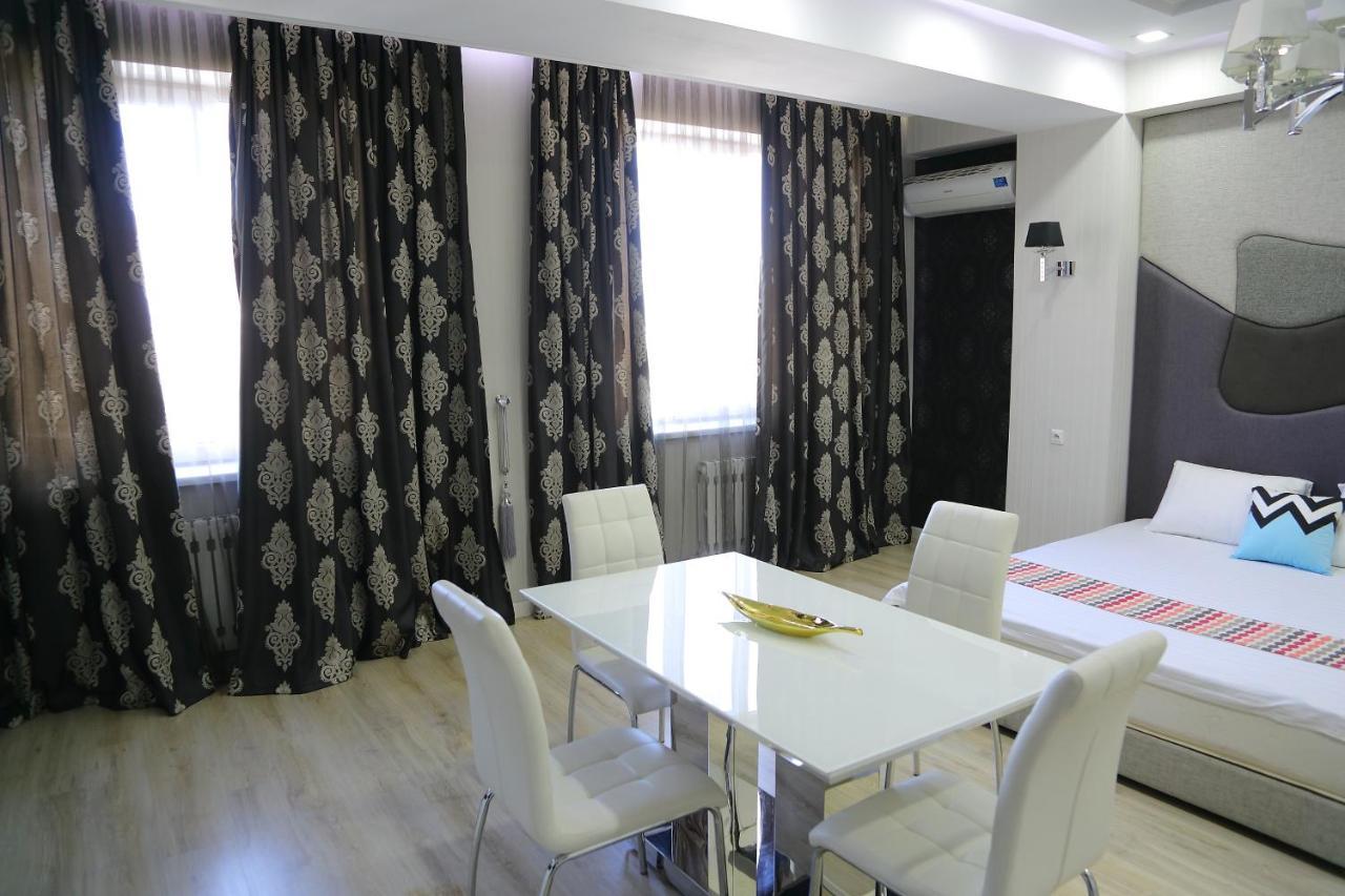 Promenade Boutique Apartment Bishkek Esterno foto