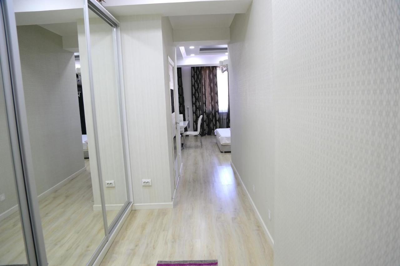 Promenade Boutique Apartment Bishkek Esterno foto